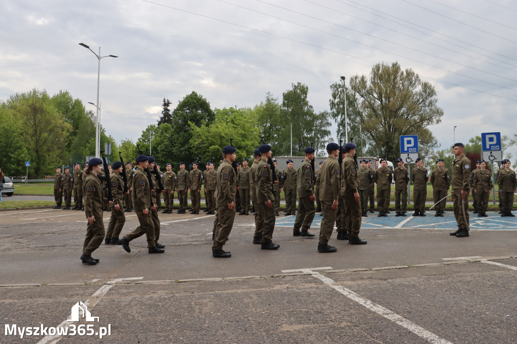 Fotorelacja: Pokaz Musztry Paradnej w wykonaniu uczniów Kwiatkowskiego w Myszkowie