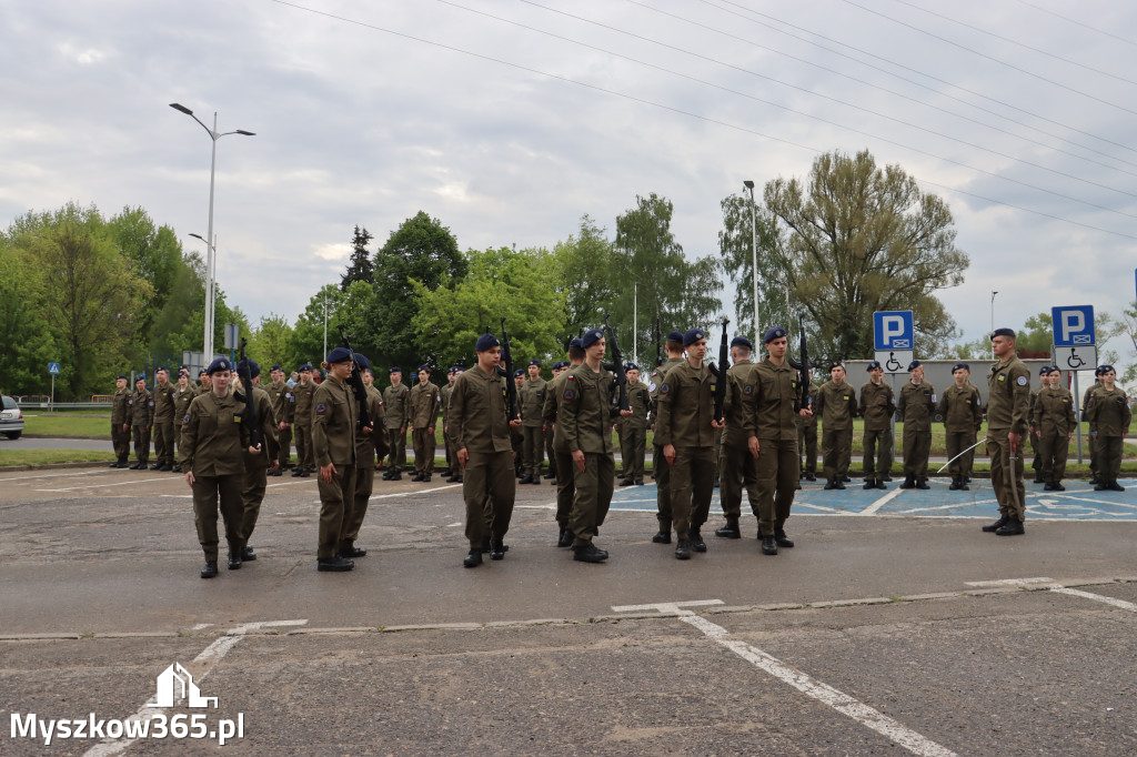 Fotorelacja: Pokaz Musztry Paradnej w wykonaniu uczniów Kwiatkowskiego w Myszkowie