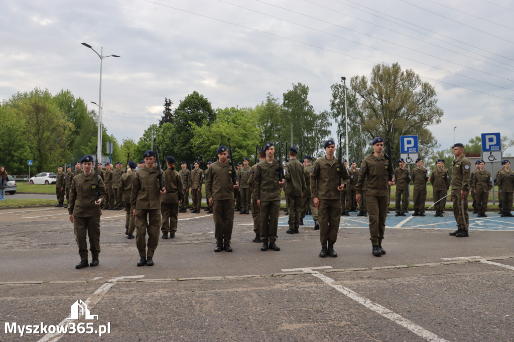 Fotorelacja: Pokaz Musztry Paradnej w wykonaniu uczniów Kwiatkowskiego w Myszkowie