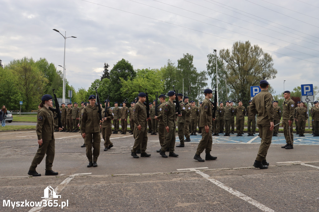 Fotorelacja: Pokaz Musztry Paradnej w wykonaniu uczniów Kwiatkowskiego w Myszkowie
