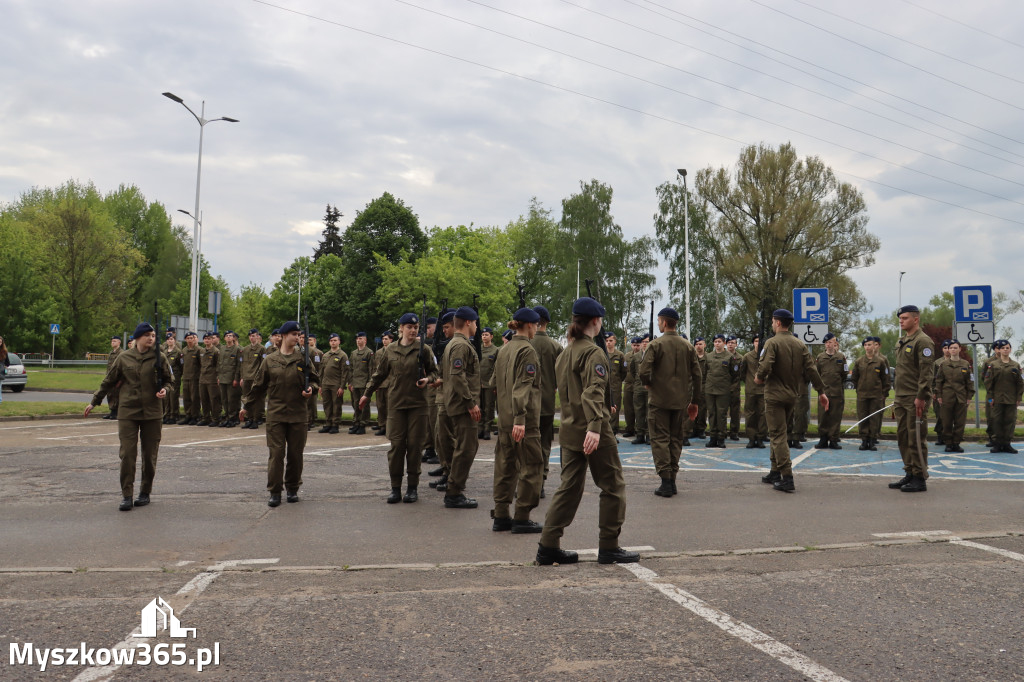 Fotorelacja: Pokaz Musztry Paradnej w wykonaniu uczniów Kwiatkowskiego w Myszkowie