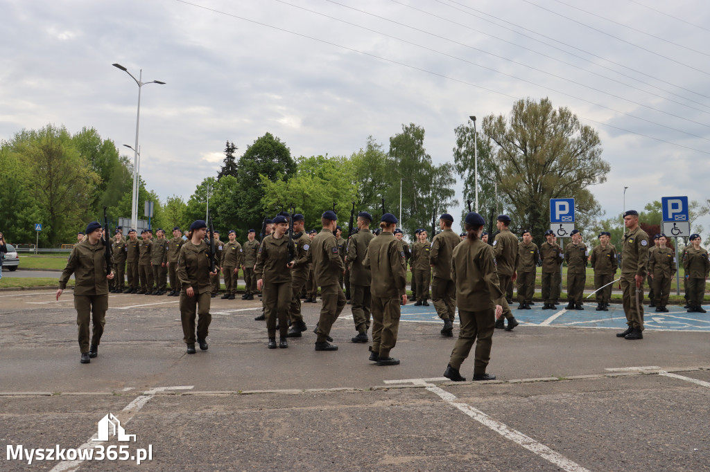 Fotorelacja: Pokaz Musztry Paradnej w wykonaniu uczniów Kwiatkowskiego w Myszkowie