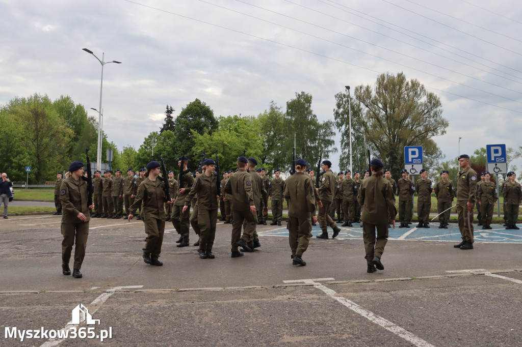 Fotorelacja: Pokaz Musztry Paradnej w wykonaniu uczniów Kwiatkowskiego w Myszkowie