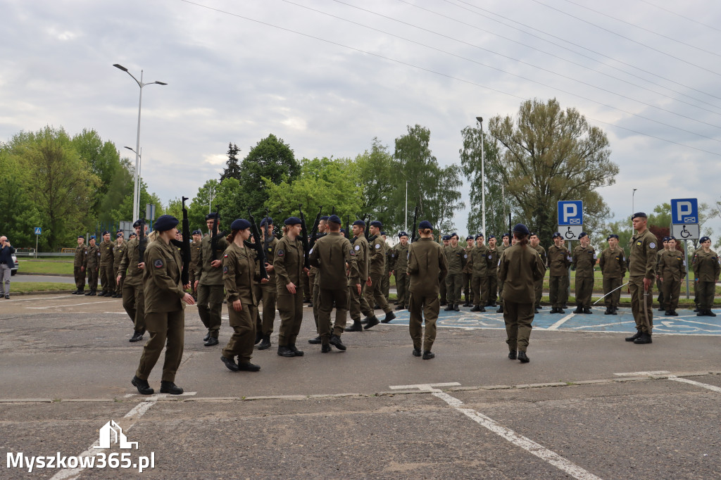 Fotorelacja: Pokaz Musztry Paradnej w wykonaniu uczniów Kwiatkowskiego w Myszkowie