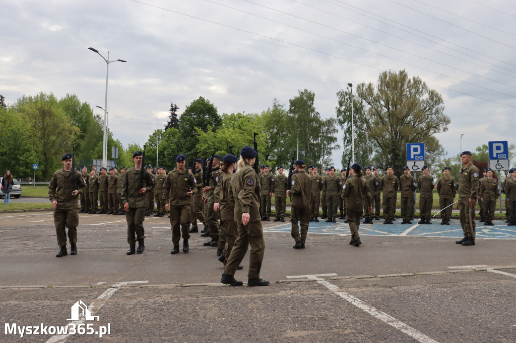Fotorelacja: Pokaz Musztry Paradnej w wykonaniu uczniów Kwiatkowskiego w Myszkowie