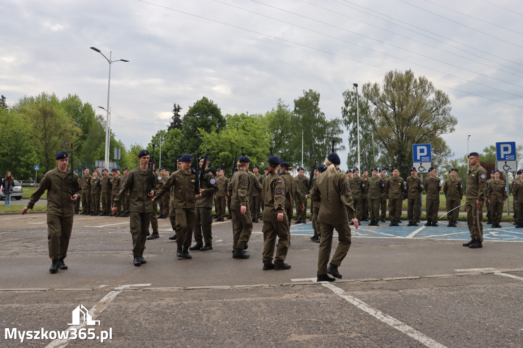 Fotorelacja: Pokaz Musztry Paradnej w wykonaniu uczniów Kwiatkowskiego w Myszkowie