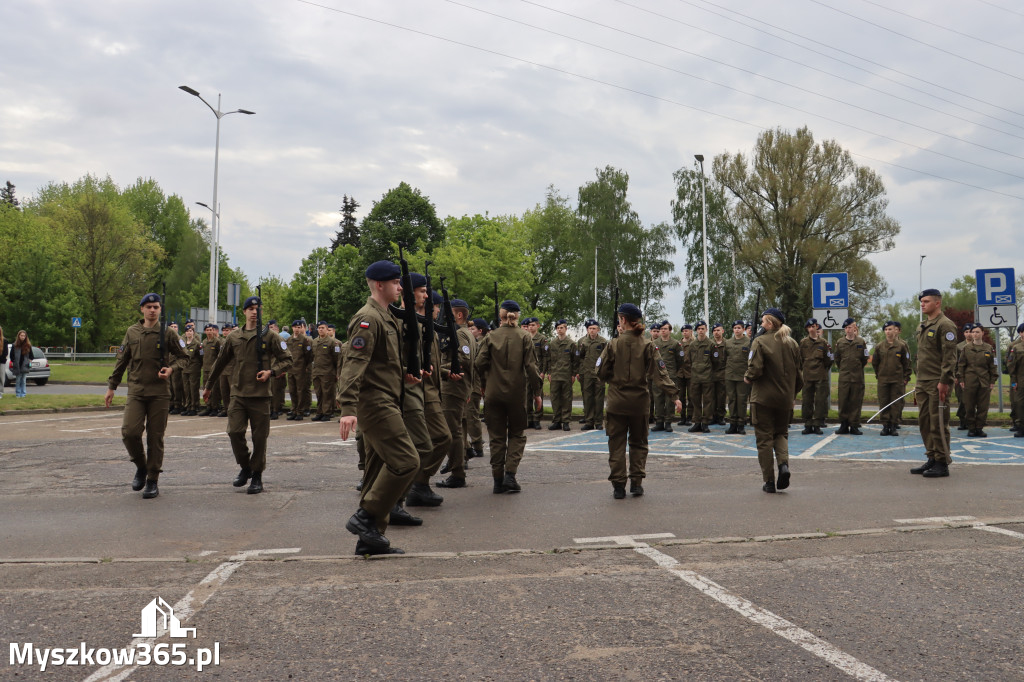 Fotorelacja: Pokaz Musztry Paradnej w wykonaniu uczniów Kwiatkowskiego w Myszkowie