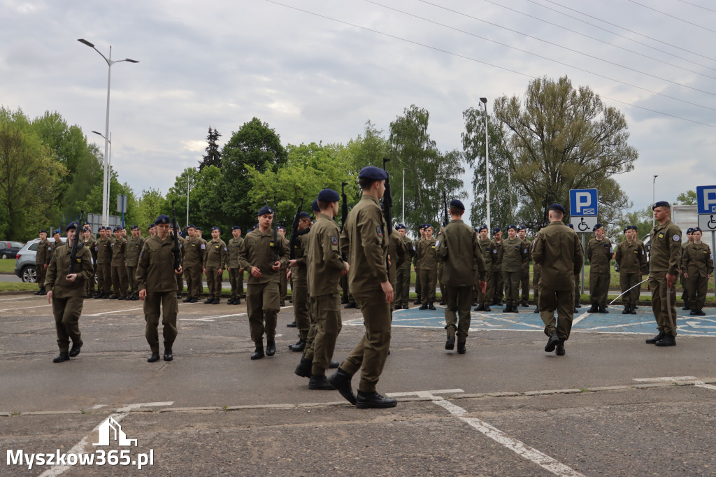 Fotorelacja: Pokaz Musztry Paradnej w wykonaniu uczniów Kwiatkowskiego w Myszkowie