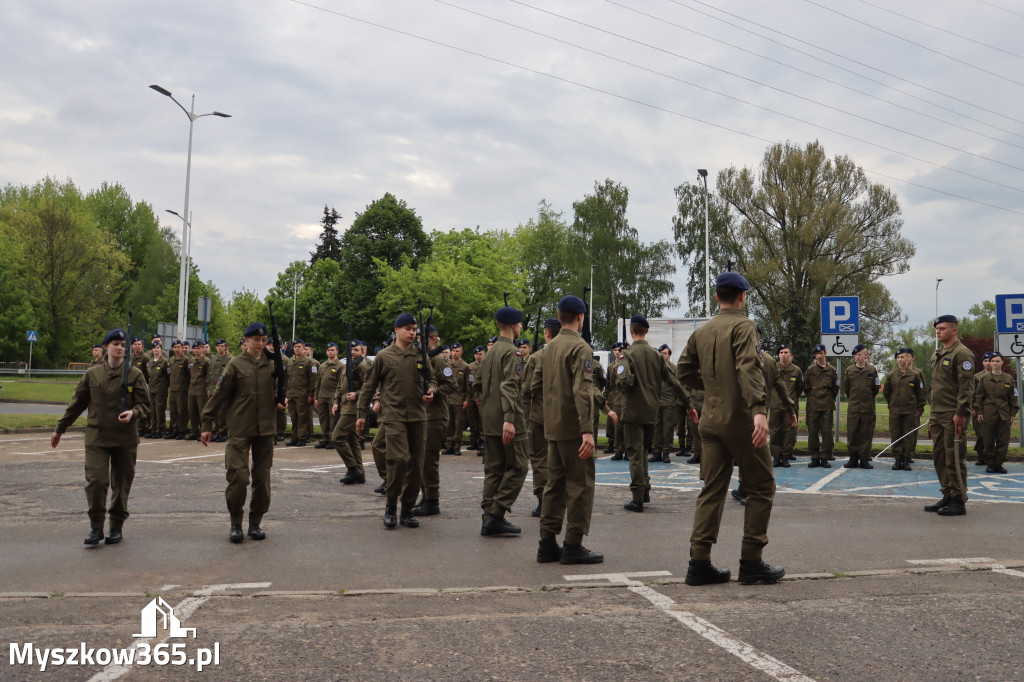 Fotorelacja: Pokaz Musztry Paradnej w wykonaniu uczniów Kwiatkowskiego w Myszkowie