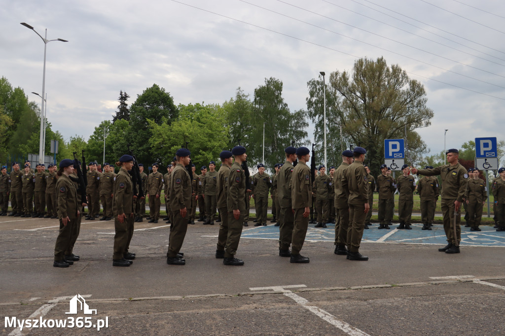 Fotorelacja: Pokaz Musztry Paradnej w wykonaniu uczniów Kwiatkowskiego w Myszkowie