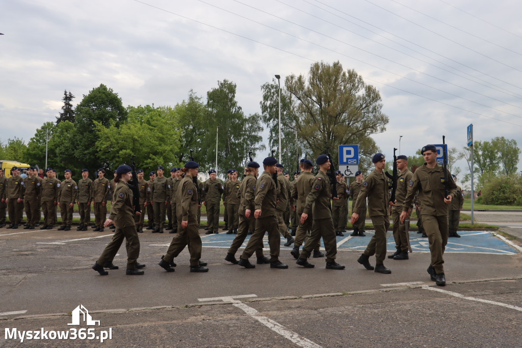 Fotorelacja: Pokaz Musztry Paradnej w wykonaniu uczniów Kwiatkowskiego w Myszkowie