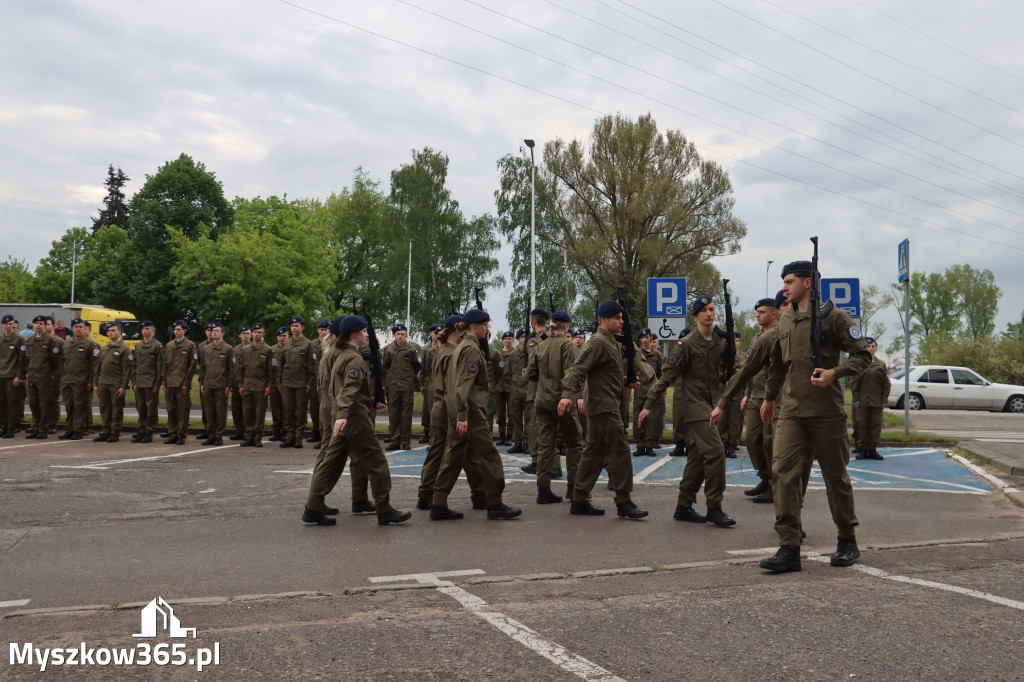 Fotorelacja: Pokaz Musztry Paradnej w wykonaniu uczniów Kwiatkowskiego w Myszkowie