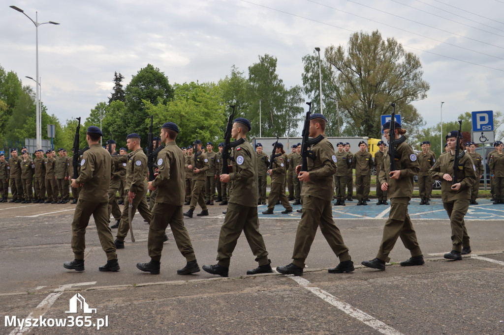 Fotorelacja: Pokaz Musztry Paradnej w wykonaniu uczniów Kwiatkowskiego w Myszkowie