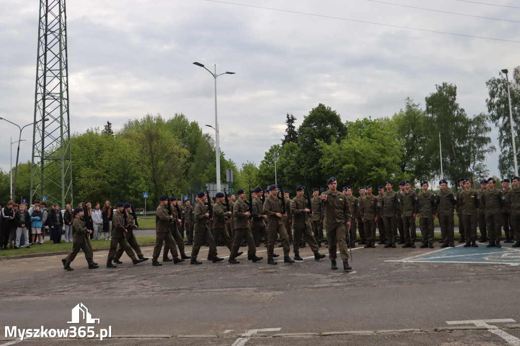 Fotorelacja: Pokaz Musztry Paradnej w wykonaniu uczniów Kwiatkowskiego w Myszkowie