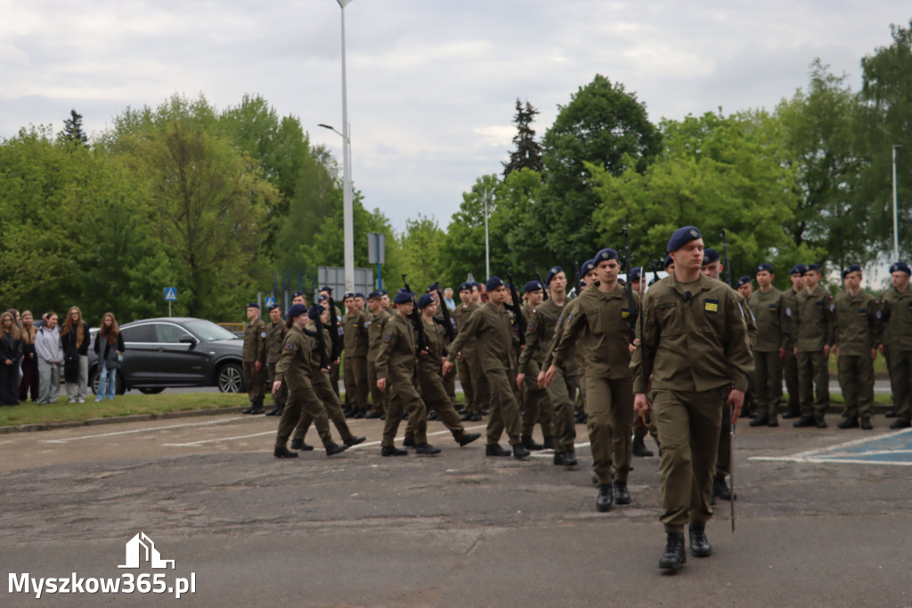Fotorelacja: Pokaz Musztry Paradnej w wykonaniu uczniów Kwiatkowskiego w Myszkowie