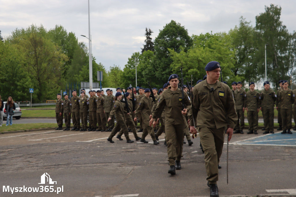 Fotorelacja: Pokaz Musztry Paradnej w wykonaniu uczniów Kwiatkowskiego w Myszkowie