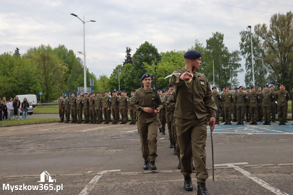 Fotorelacja: Pokaz Musztry Paradnej w wykonaniu uczniów Kwiatkowskiego w Myszkowie