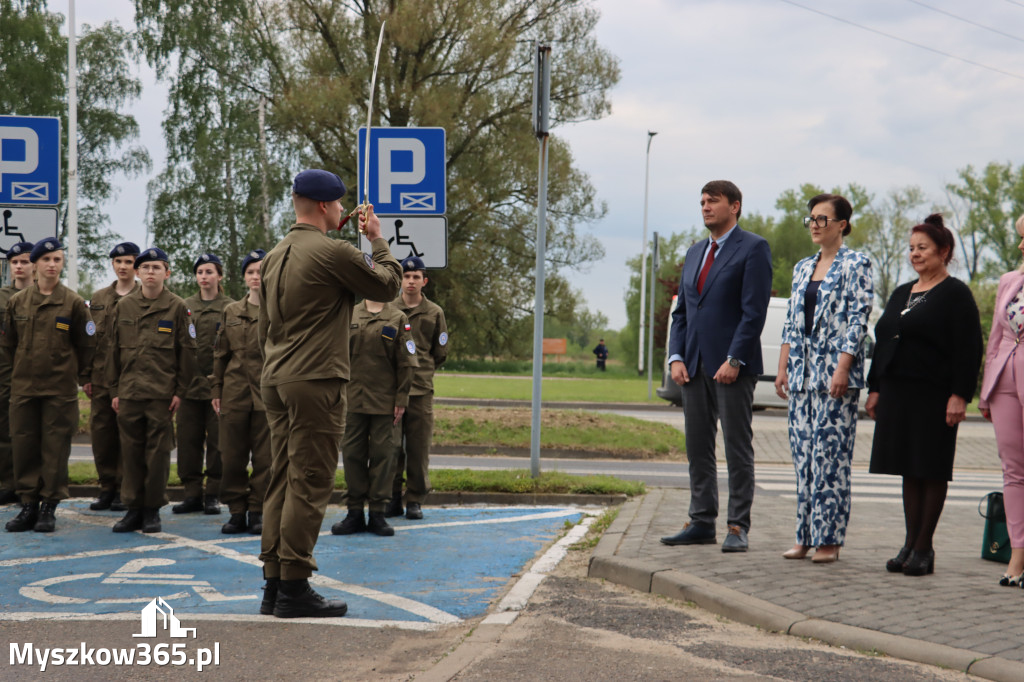 Fotorelacja: Pokaz Musztry Paradnej w wykonaniu uczniów Kwiatkowskiego w Myszkowie