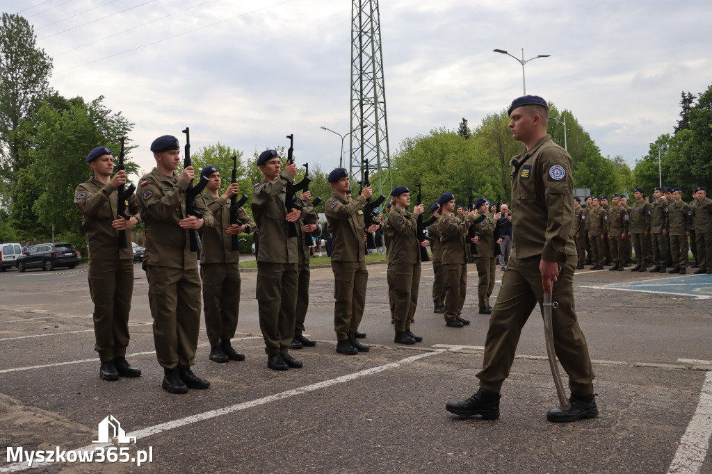Fotorelacja: Pokaz Musztry Paradnej w wykonaniu uczniów Kwiatkowskiego w Myszkowie