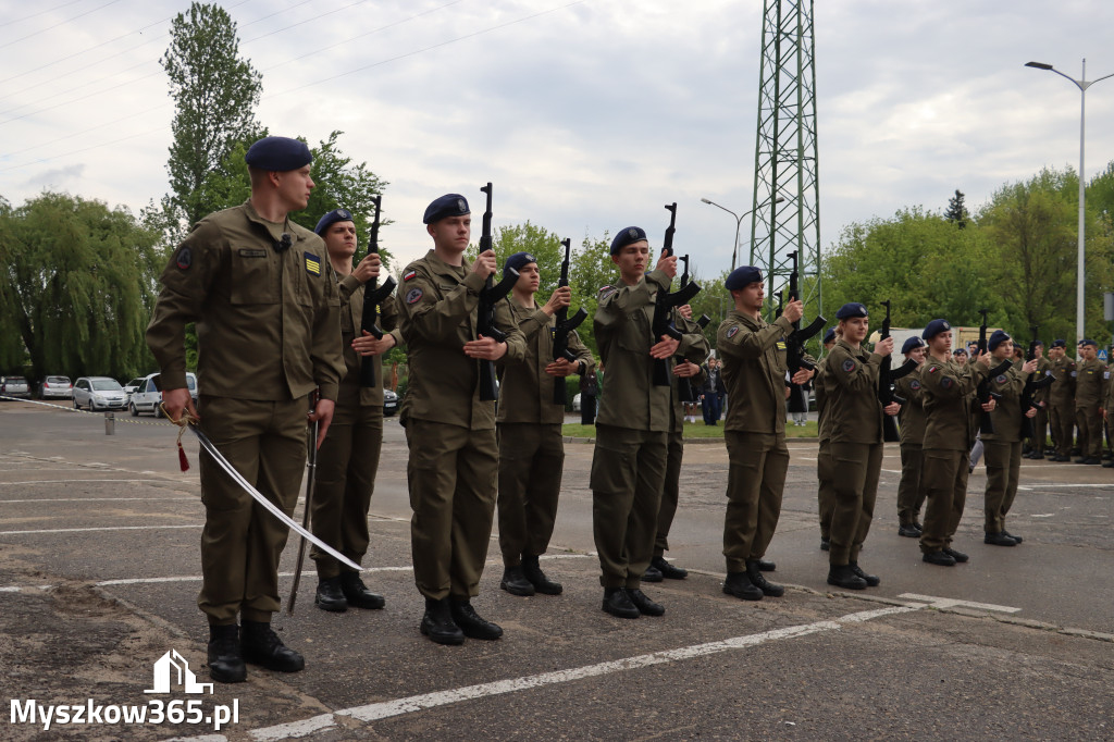 Fotorelacja: Pokaz Musztry Paradnej w wykonaniu uczniów Kwiatkowskiego w Myszkowie