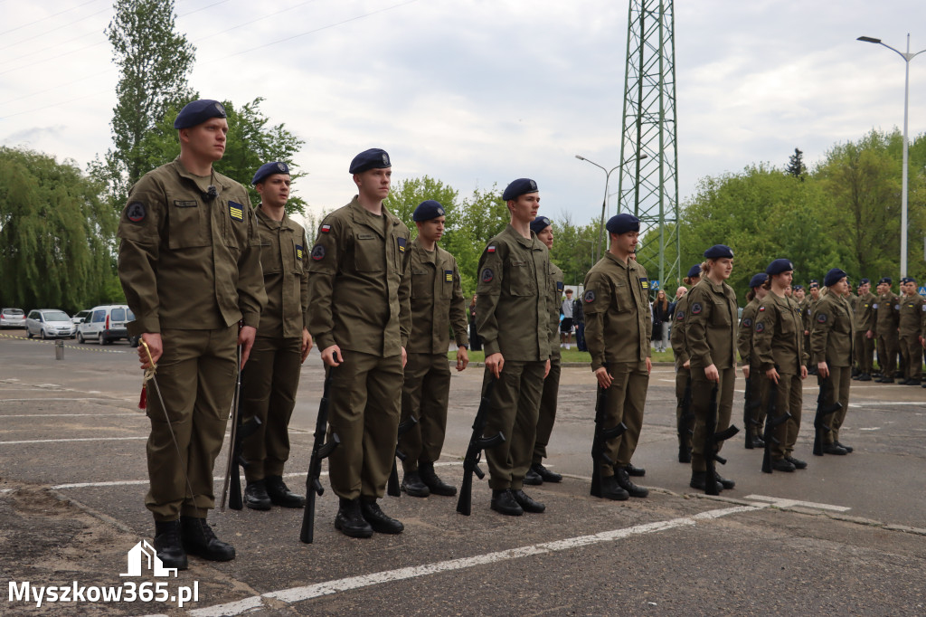 Fotorelacja: Pokaz Musztry Paradnej w wykonaniu uczniów Kwiatkowskiego w Myszkowie