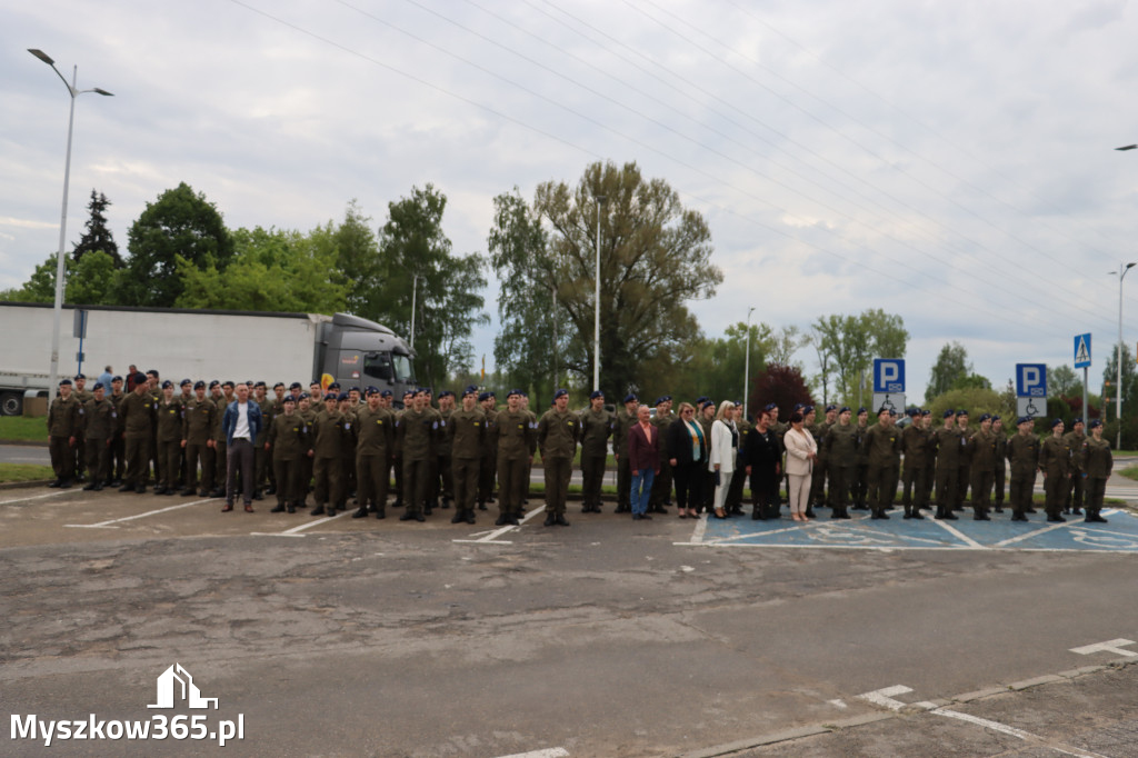 Fotorelacja: Pokaz Musztry Paradnej w wykonaniu uczniów Kwiatkowskiego w Myszkowie