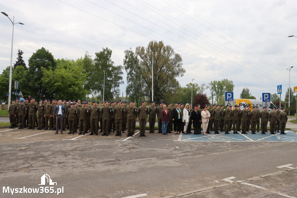 Fotorelacja: Pokaz Musztry Paradnej w wykonaniu uczniów Kwiatkowskiego w Myszkowie