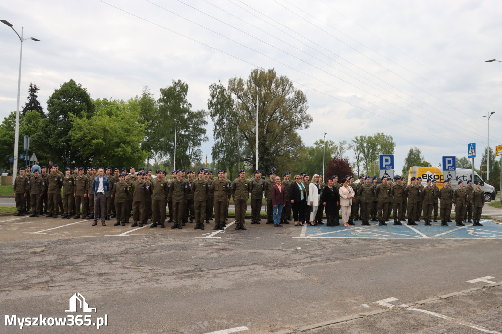 Fotorelacja: Pokaz Musztry Paradnej w wykonaniu uczniów Kwiatkowskiego w Myszkowie