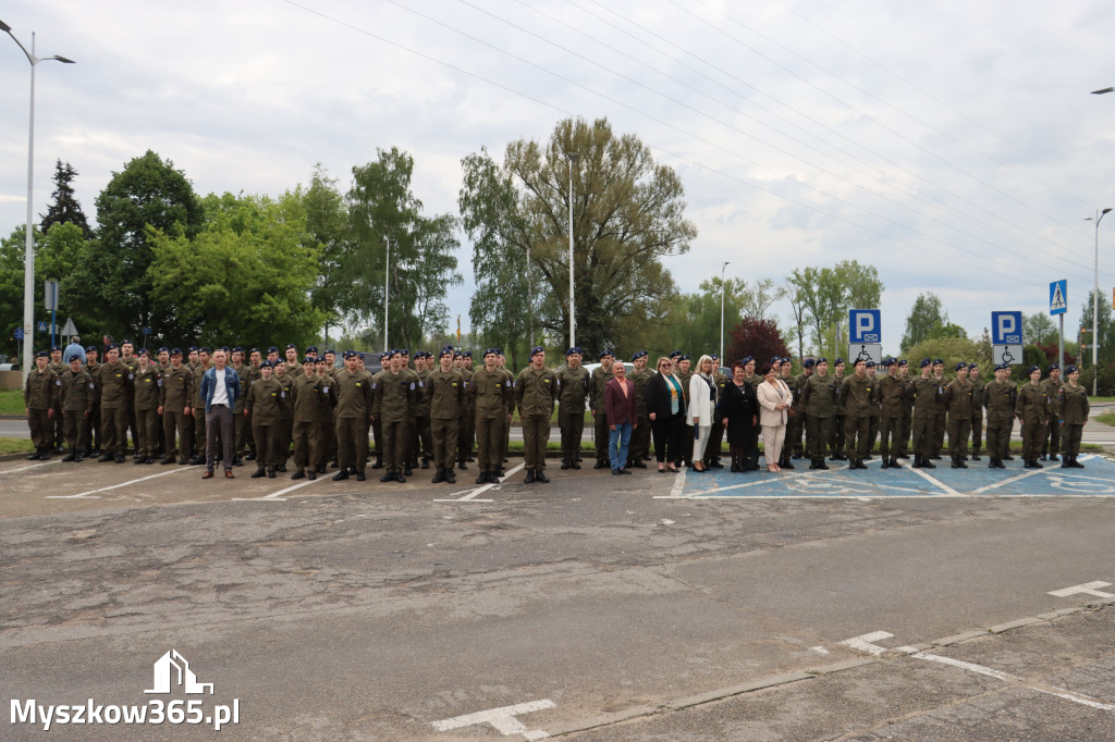 Fotorelacja: Pokaz Musztry Paradnej w wykonaniu uczniów Kwiatkowskiego w Myszkowie