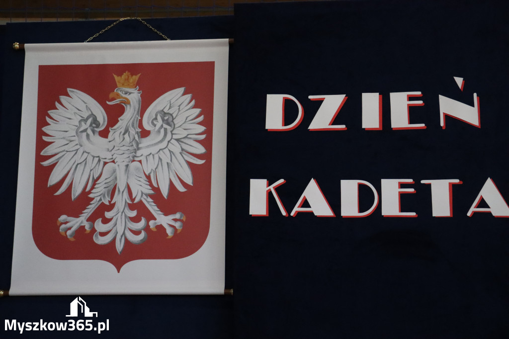 Fotorelacja: Pokaz Musztry Paradnej w wykonaniu uczniów Kwiatkowskiego w Myszkowie