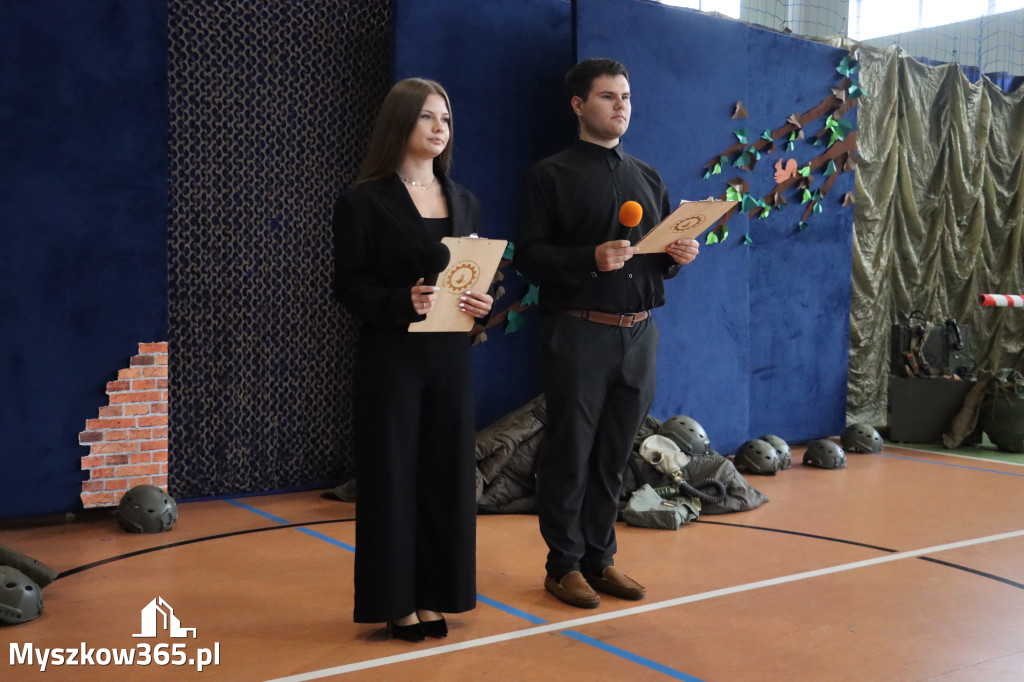 Fotorelacja: Pokaz Musztry Paradnej w wykonaniu uczniów Kwiatkowskiego w Myszkowie