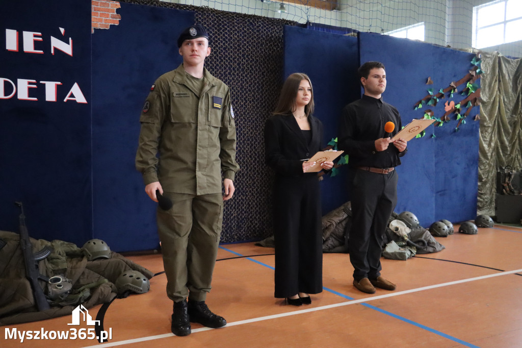 Fotorelacja: Pokaz Musztry Paradnej w wykonaniu uczniów Kwiatkowskiego w Myszkowie
