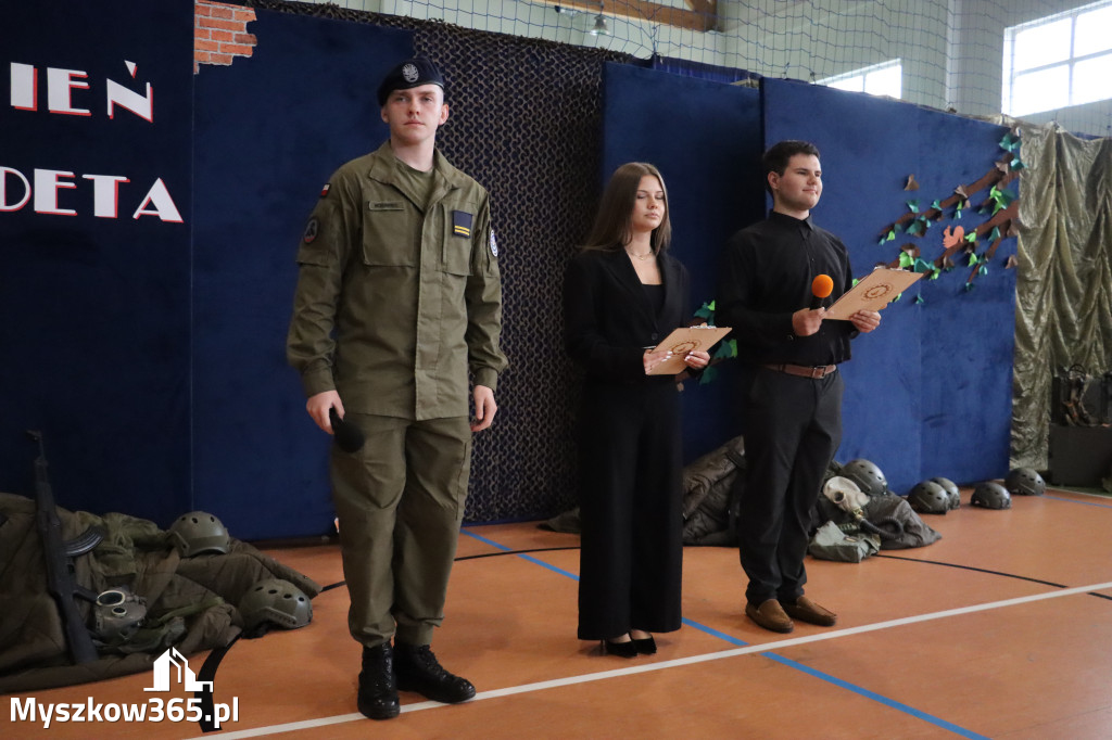 Fotorelacja: Pokaz Musztry Paradnej w wykonaniu uczniów Kwiatkowskiego w Myszkowie
