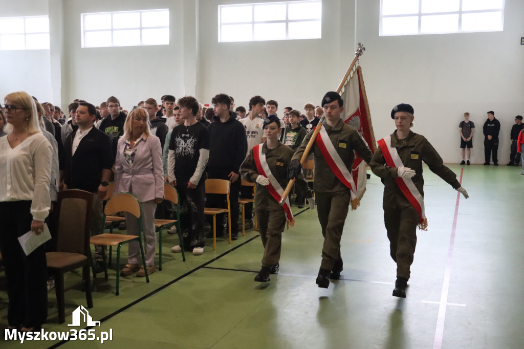 Fotorelacja: Pokaz Musztry Paradnej w wykonaniu uczniów Kwiatkowskiego w Myszkowie
