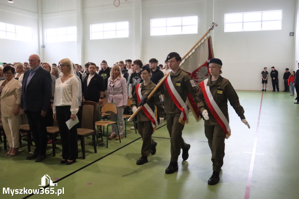 Fotorelacja: Pokaz Musztry Paradnej w wykonaniu uczniów Kwiatkowskiego w Myszkowie