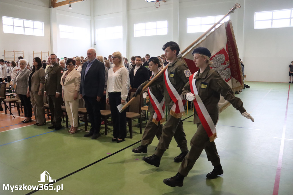 Fotorelacja: Pokaz Musztry Paradnej w wykonaniu uczniów Kwiatkowskiego w Myszkowie
