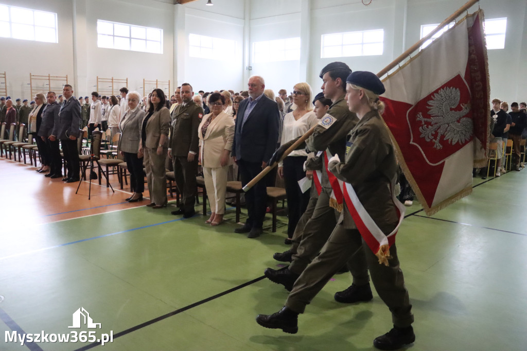 Fotorelacja: Pokaz Musztry Paradnej w wykonaniu uczniów Kwiatkowskiego w Myszkowie