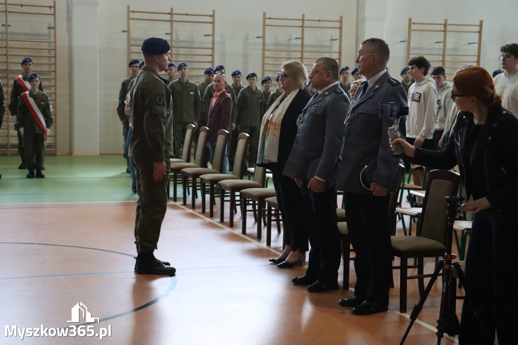 Fotorelacja: Pokaz Musztry Paradnej w wykonaniu uczniów Kwiatkowskiego w Myszkowie