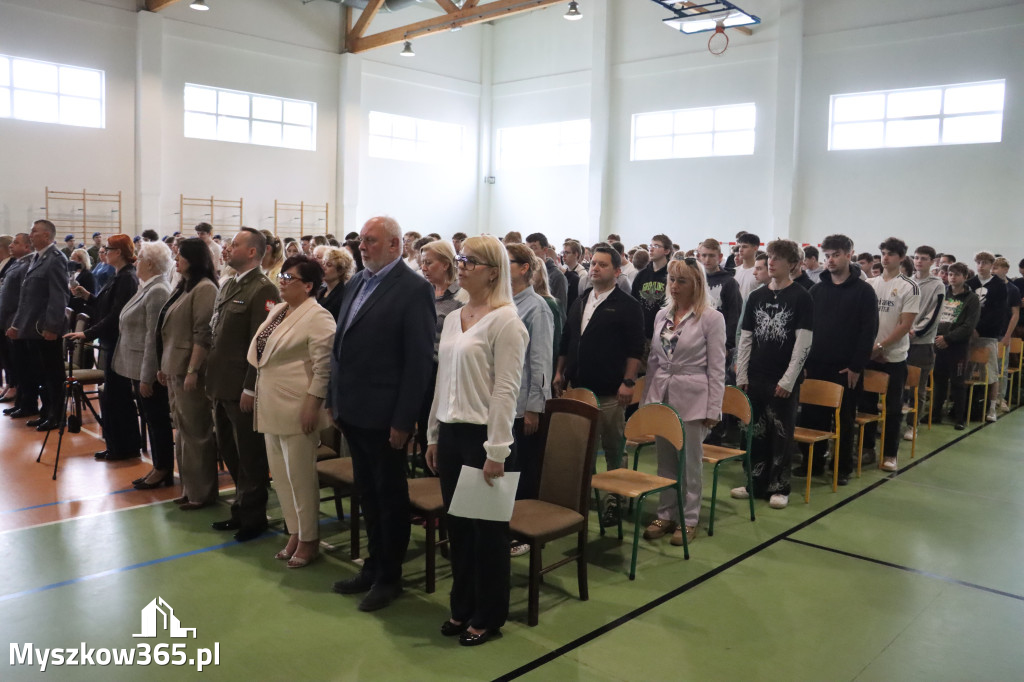 Fotorelacja: Pokaz Musztry Paradnej w wykonaniu uczniów Kwiatkowskiego w Myszkowie