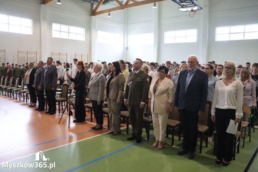 Fotorelacja: Pokaz Musztry Paradnej w wykonaniu uczniów Kwiatkowskiego w Myszkowie