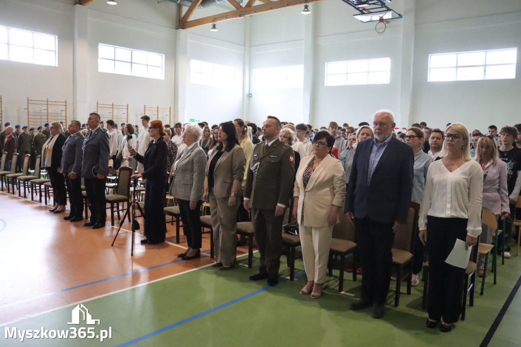 Fotorelacja: Pokaz Musztry Paradnej w wykonaniu uczniów Kwiatkowskiego w Myszkowie