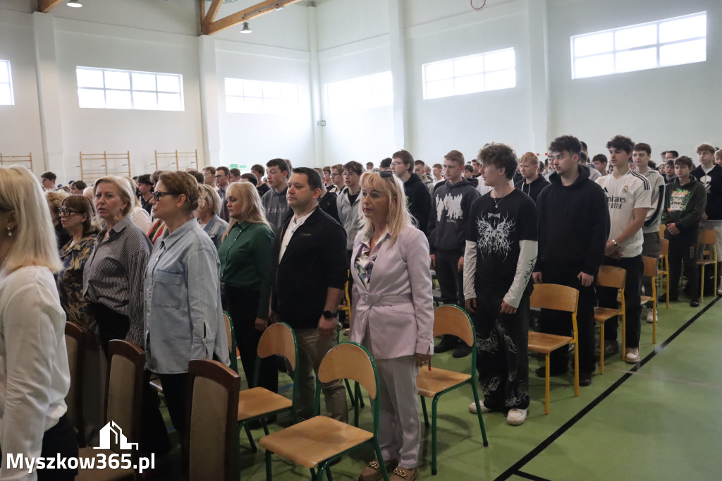 Fotorelacja: Pokaz Musztry Paradnej w wykonaniu uczniów Kwiatkowskiego w Myszkowie