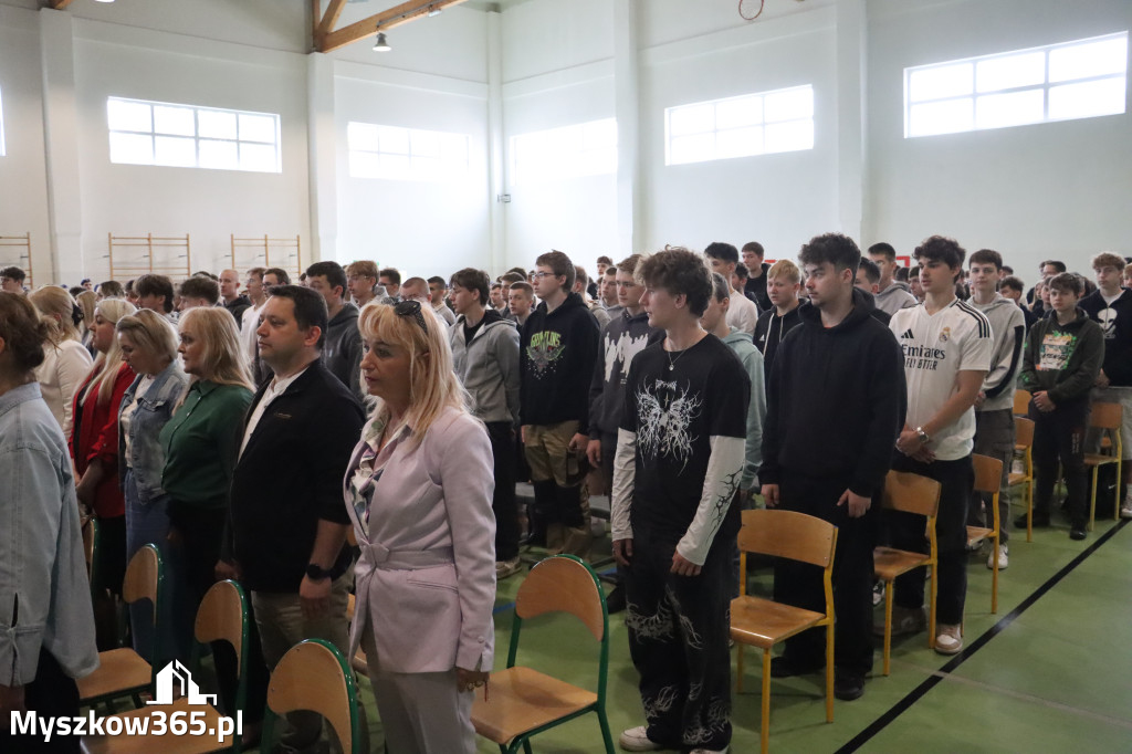 Fotorelacja: Pokaz Musztry Paradnej w wykonaniu uczniów Kwiatkowskiego w Myszkowie