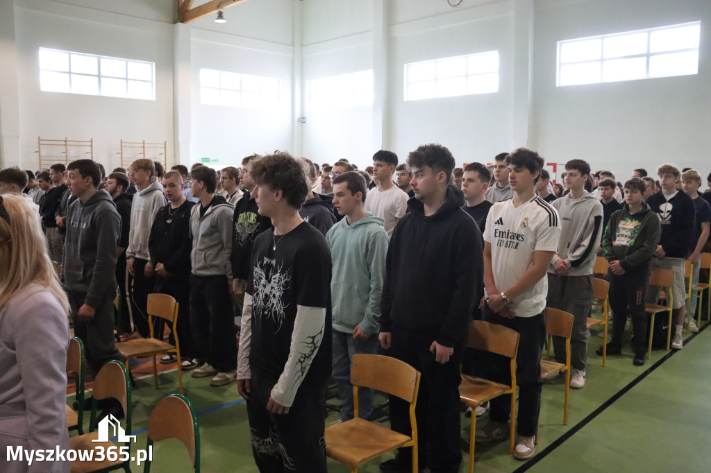 Fotorelacja: Pokaz Musztry Paradnej w wykonaniu uczniów Kwiatkowskiego w Myszkowie