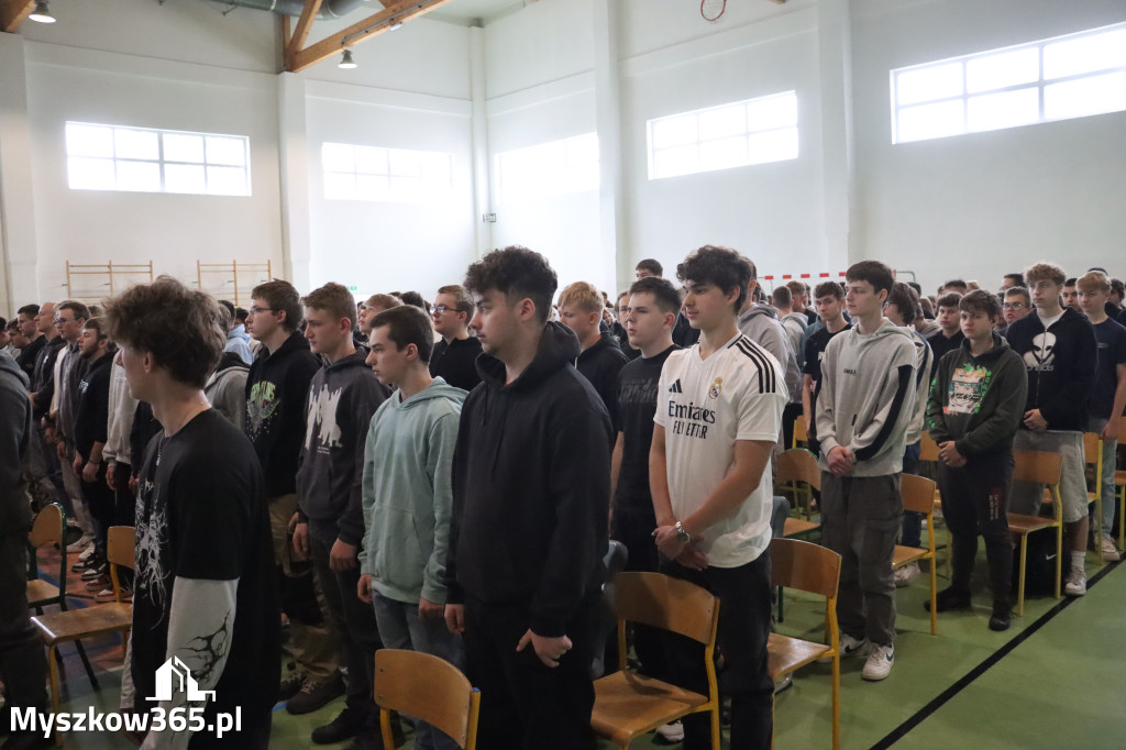 Fotorelacja: Pokaz Musztry Paradnej w wykonaniu uczniów Kwiatkowskiego w Myszkowie