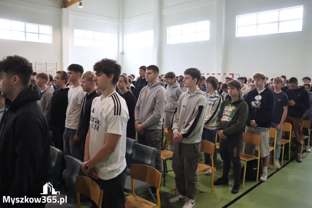 Fotorelacja: Pokaz Musztry Paradnej w wykonaniu uczniów Kwiatkowskiego w Myszkowie