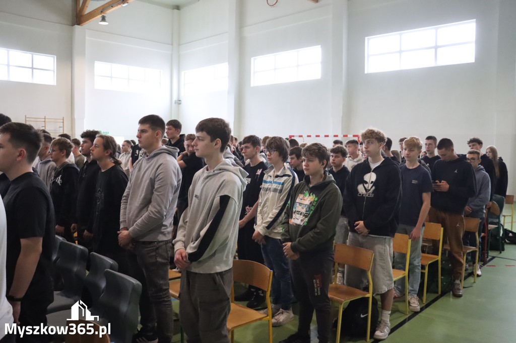 Fotorelacja: Pokaz Musztry Paradnej w wykonaniu uczniów Kwiatkowskiego w Myszkowie