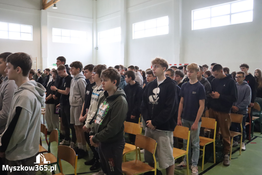 Fotorelacja: Pokaz Musztry Paradnej w wykonaniu uczniów Kwiatkowskiego w Myszkowie