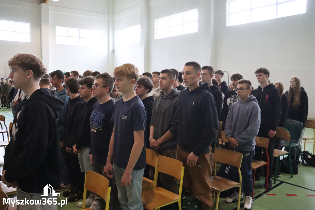 Fotorelacja: Pokaz Musztry Paradnej w wykonaniu uczniów Kwiatkowskiego w Myszkowie