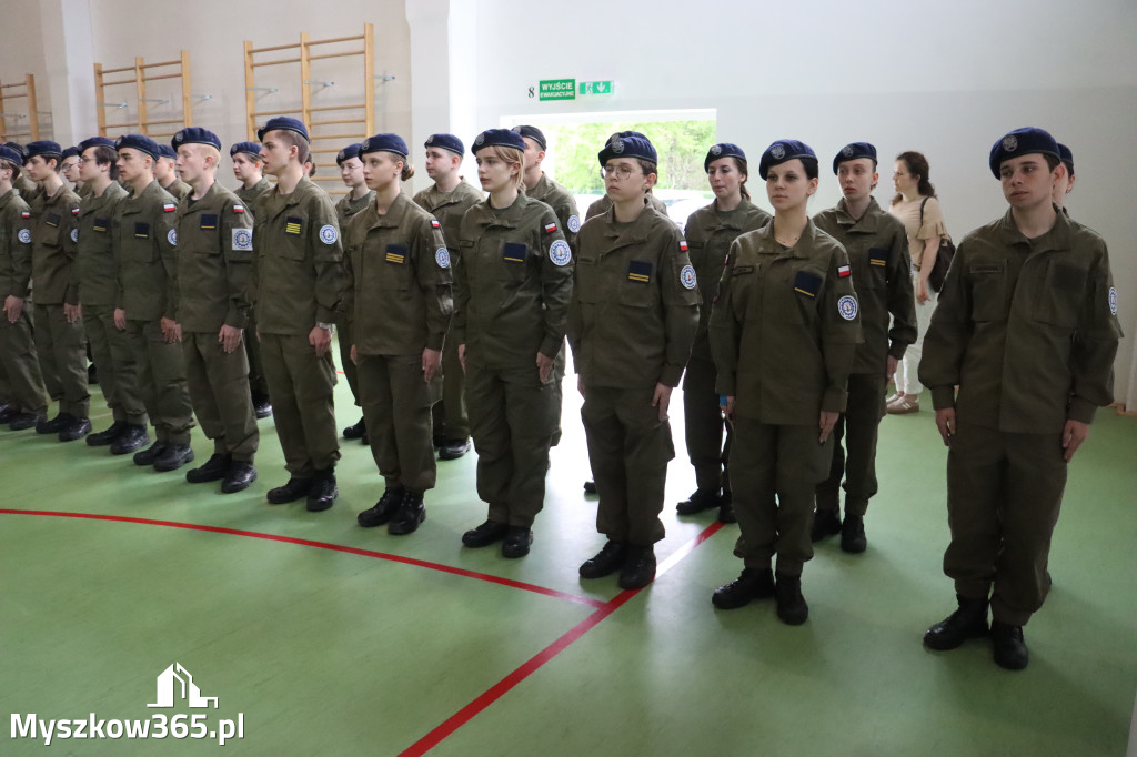 Fotorelacja: Pokaz Musztry Paradnej w wykonaniu uczniów Kwiatkowskiego w Myszkowie